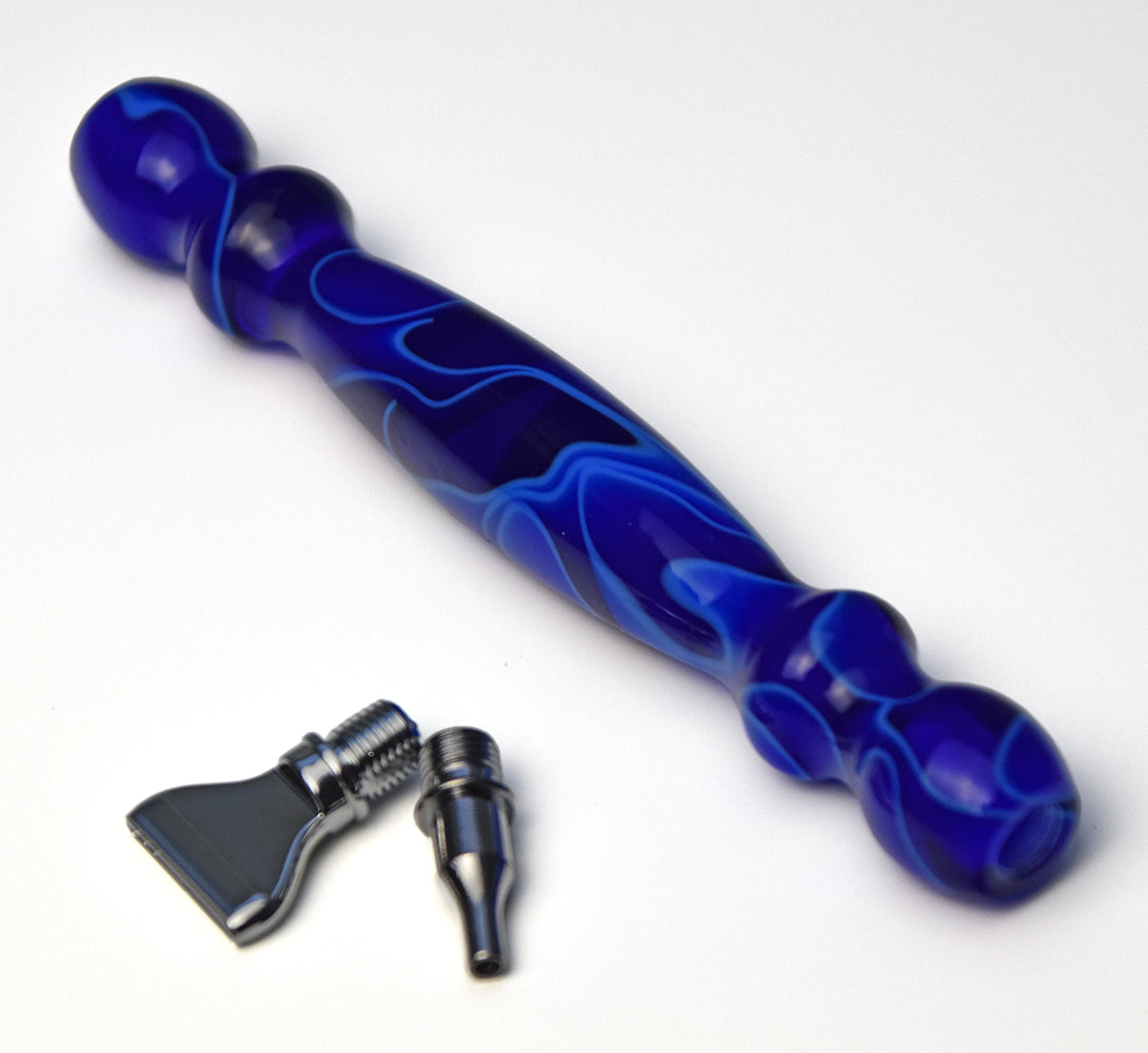 ergonomischer Diamond Painting Stift mit 2 silbernen Schraubaufsätzen und blauem Schlieren-Muster