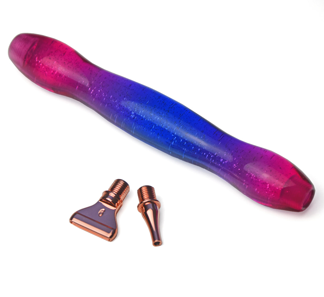 ergonomischer Diamond Painting Stift mit 2 rose-farbenen Schraubaufsätzen und blau-pinken Muster