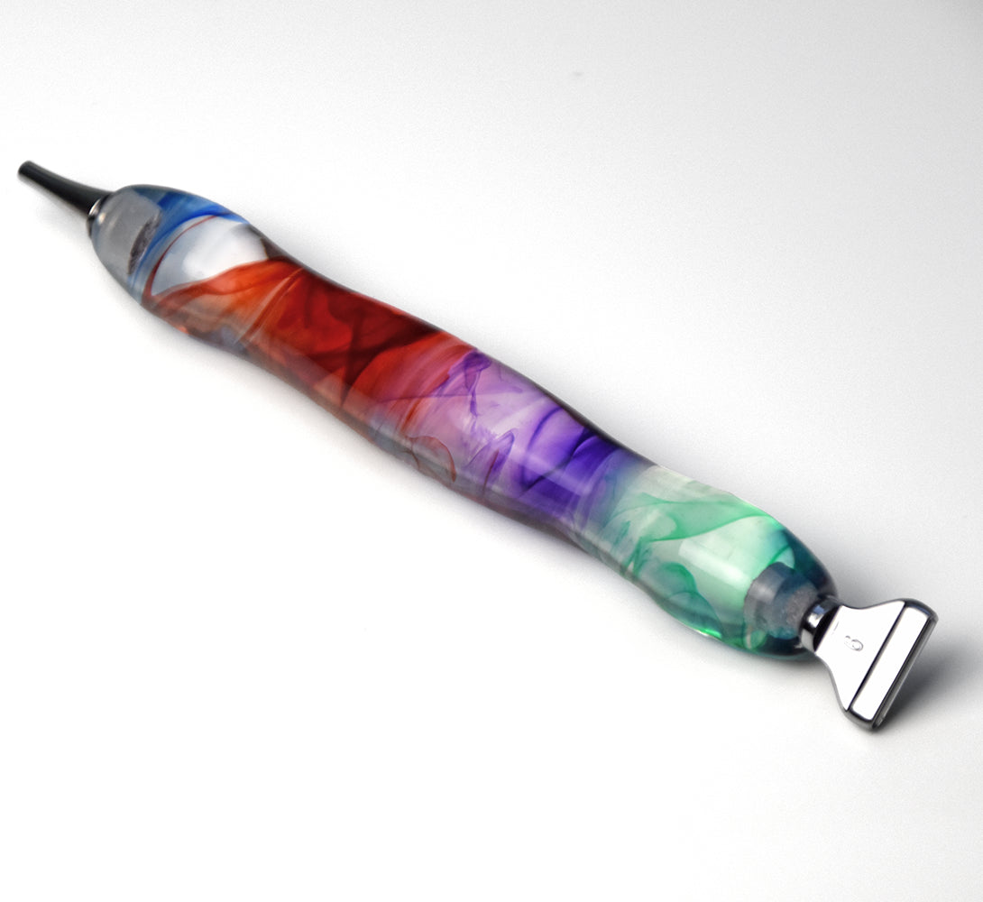 ergonomischer Diamond Painting Stift mit rot-blau-grünem Schlierenmuster