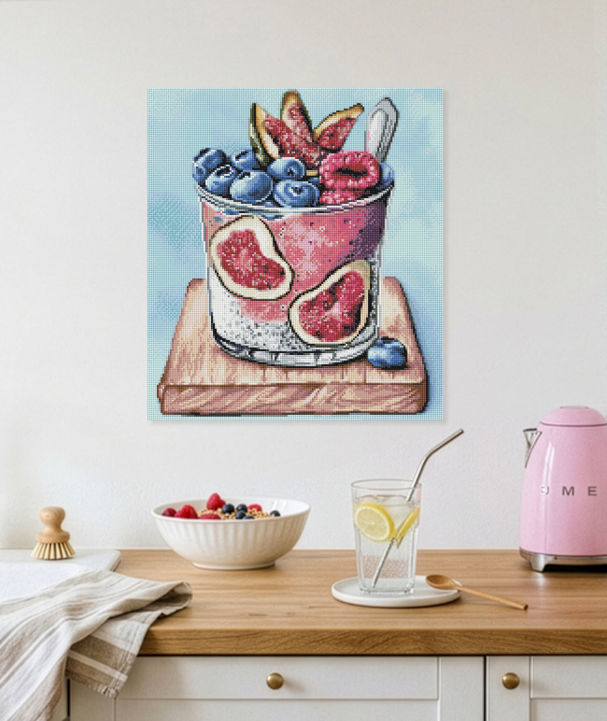 Fruchtiges Diamond Painting mit Chia-Joghurt, Feigen und Beeren als dekorativer Blickfang in Küche oder Eßbereich