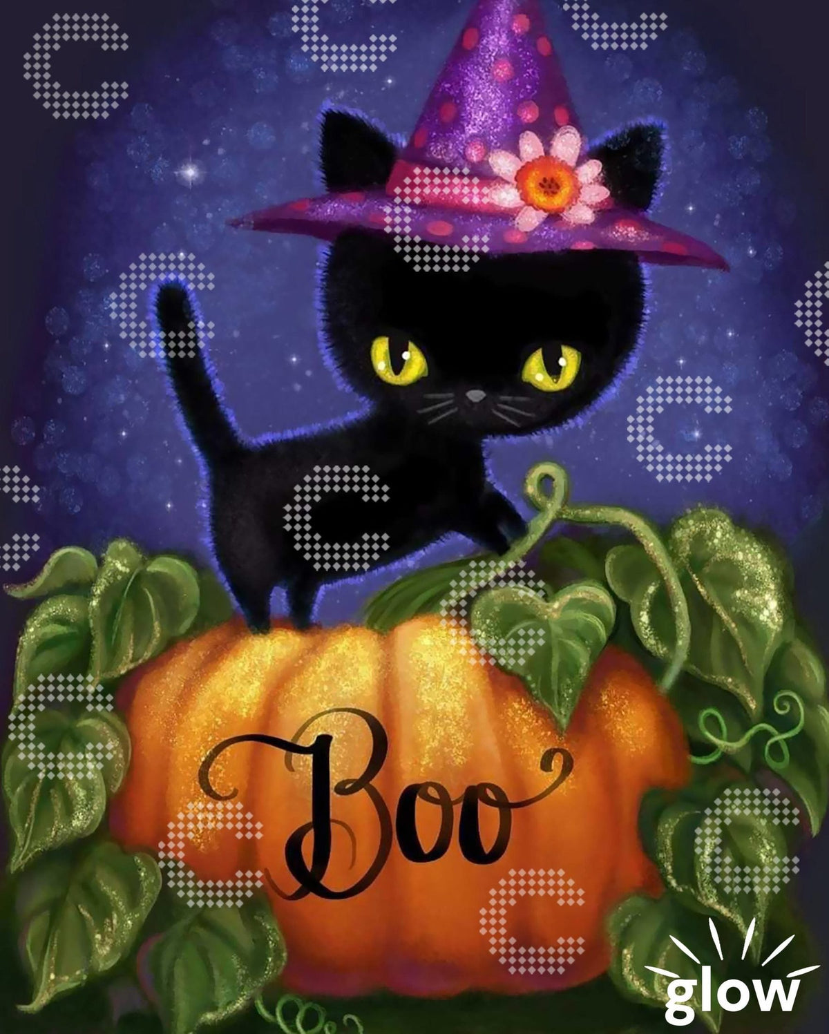 Diamond Painting schwarze Katze mit großen gelben Augen und Zauberhut auf einem orangefarbenen Halloween-Kürbis mit dem Schriftzug „Boo“, umgeben von Kürbisblättern vor einer blauen Sternennacht