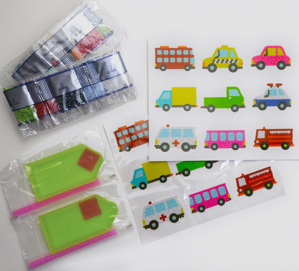 Komplettes Diamond Painting Sticker Bastelset für Kinder mit zwei Stickerbögen, Fahrzeugmotiven, Diamantsteinchen und zwei Toolkits