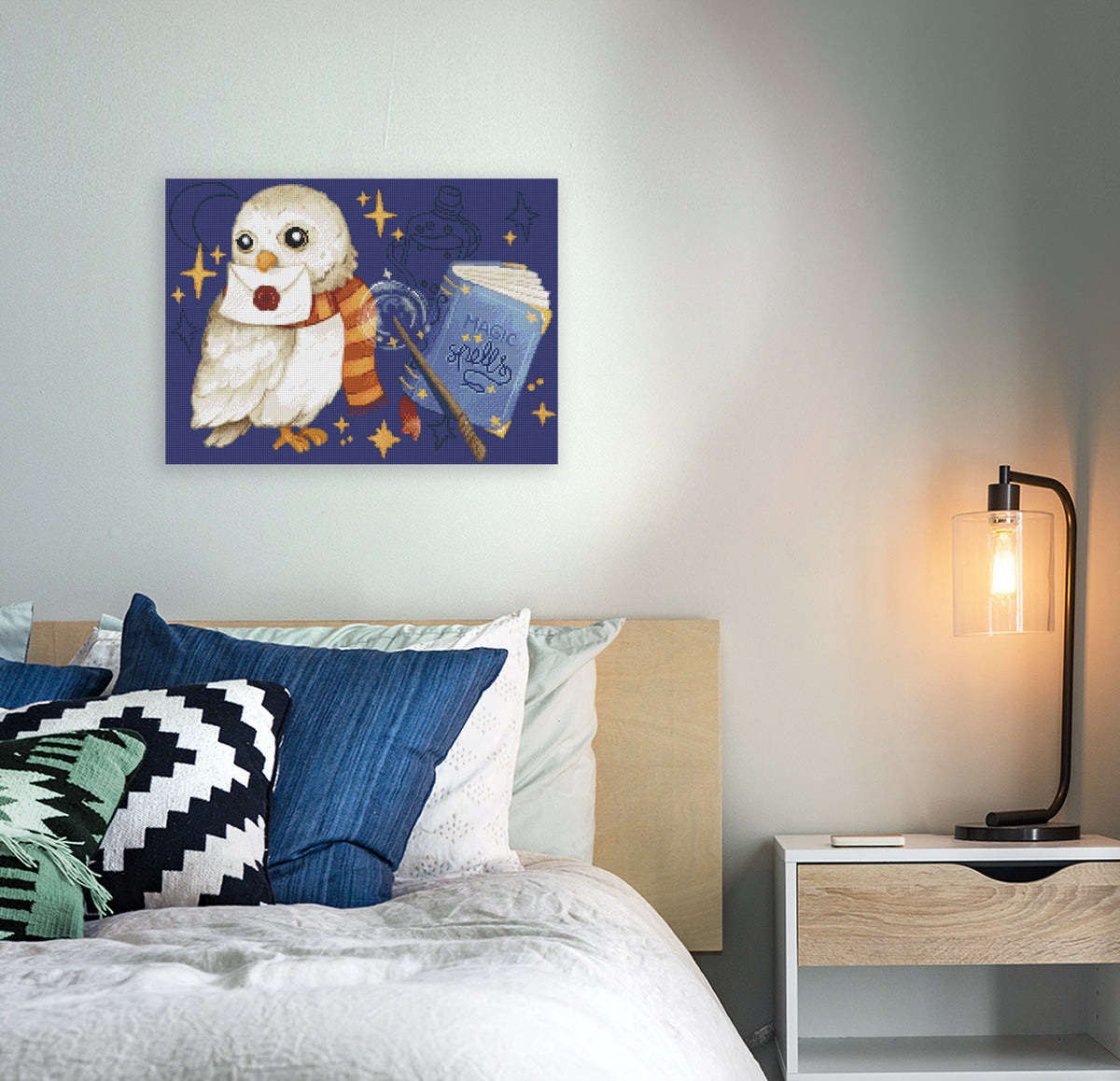 Magisches Diamond Painting mit Eule und Zauberutensilien als stimmungsvolle Fantasy Wanddekoration