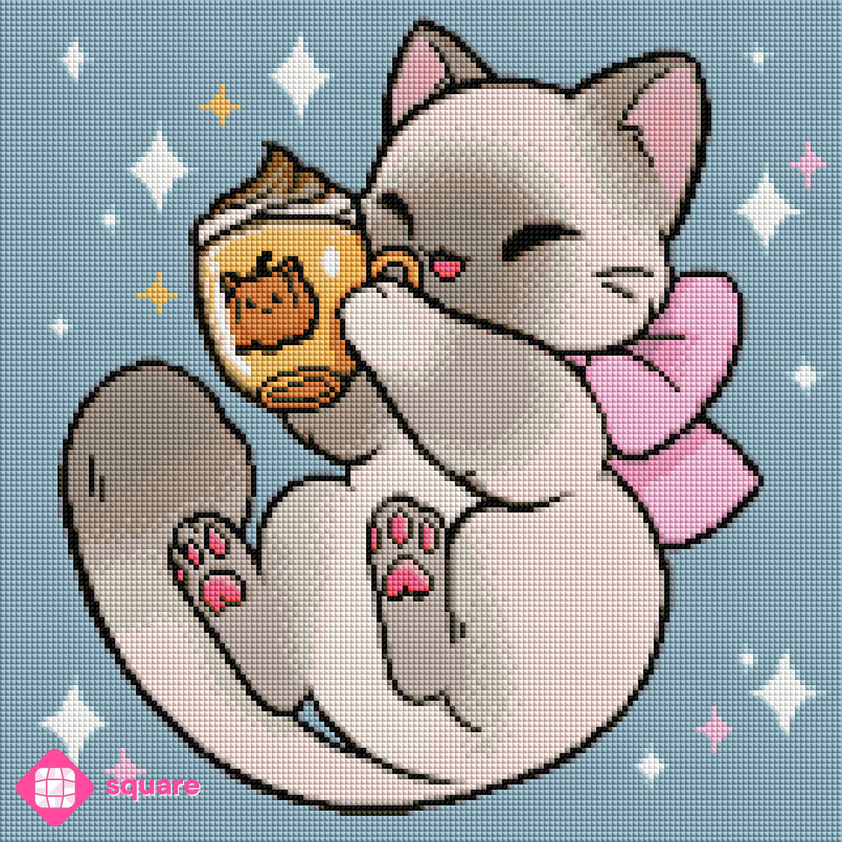 Diamond Painting Vorschau mit Katze mit rosa Schleife und gelber Pumpkin Spice Kaffee Tasse mit niedlichem Kürbis-Aufdruck in funkelnder Steinoptik als Render-Vorschau