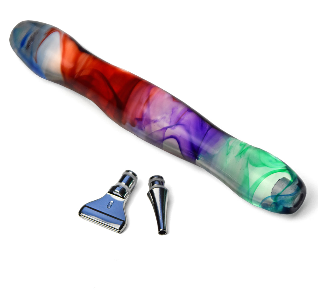 ergonomischer Diamond Painting Stift mit 2 silbernen Steckaufsätzen und rot-blau-grünem Schlierenmuster