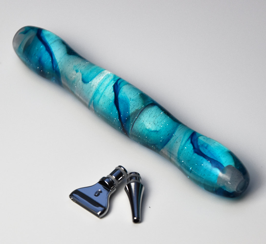 ergonomischer Diamond Painting Stift mit 2 silbernen Steckaufsätzen und blau-türkisem Schlieren-Muster