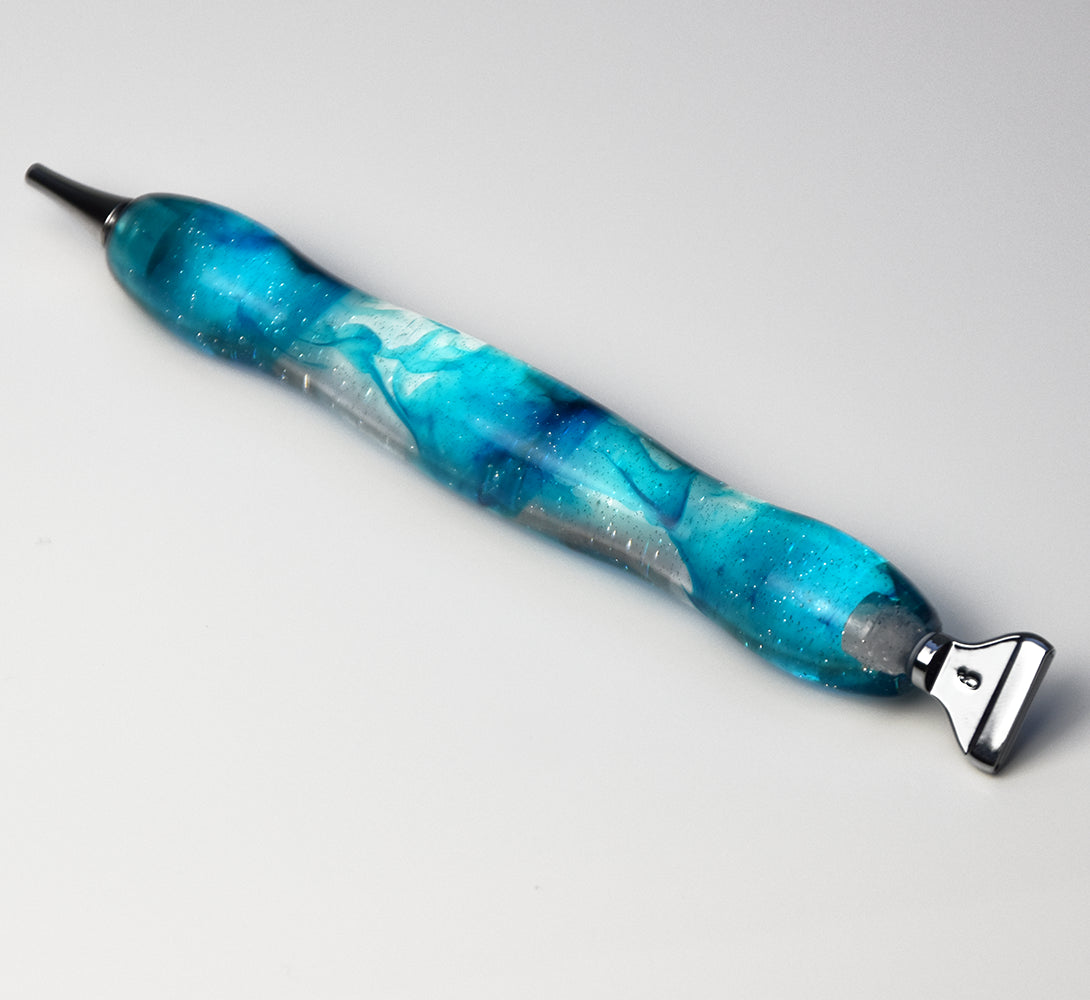 ergonomischer Diamond Painting Stift mit blau-türkisem Schlieren-Muster