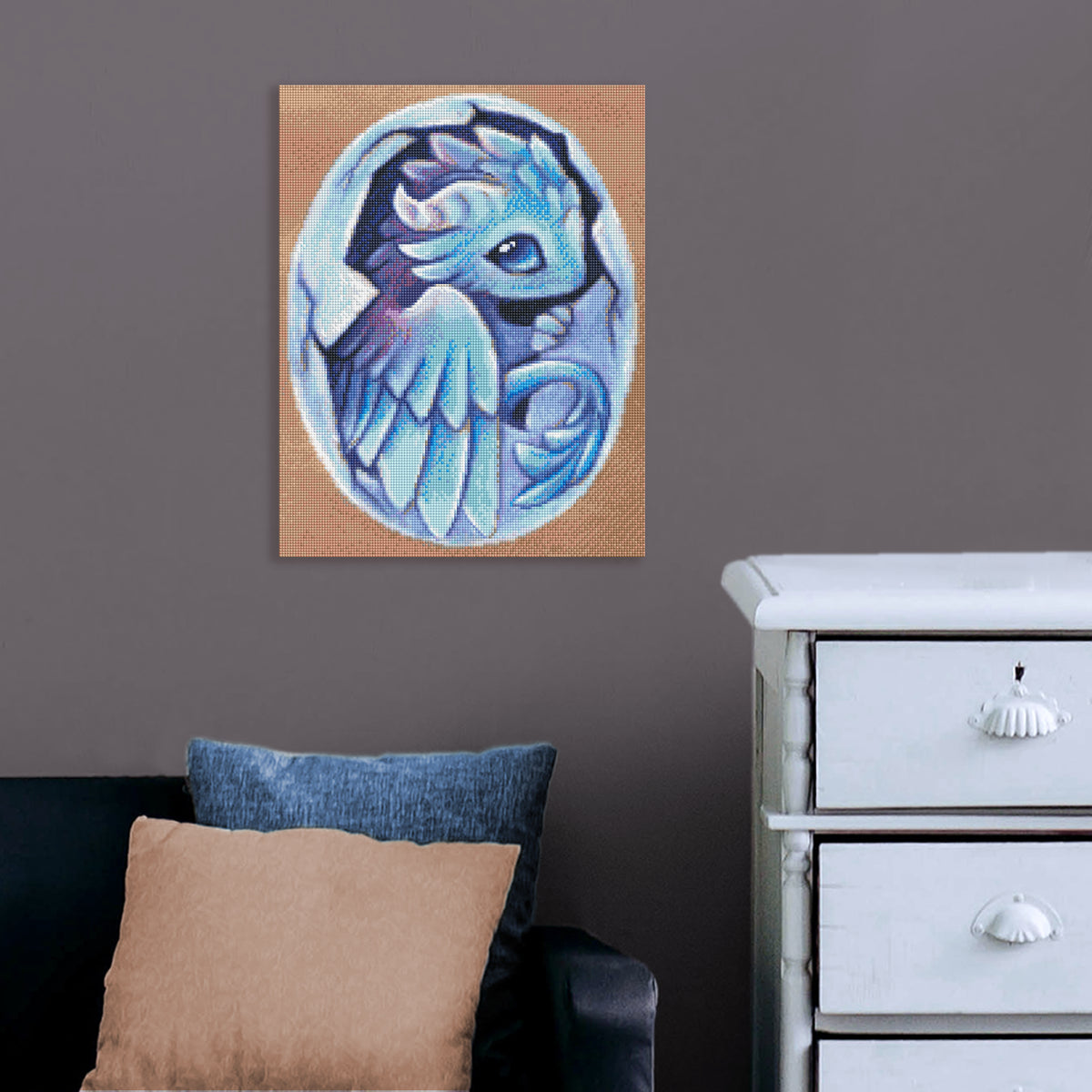 Niedliches Diamond Painting mit kleinem hellblauen Drachen, der aus seinem Ei schlüpft, als zauberhafte Fantasiedekoration