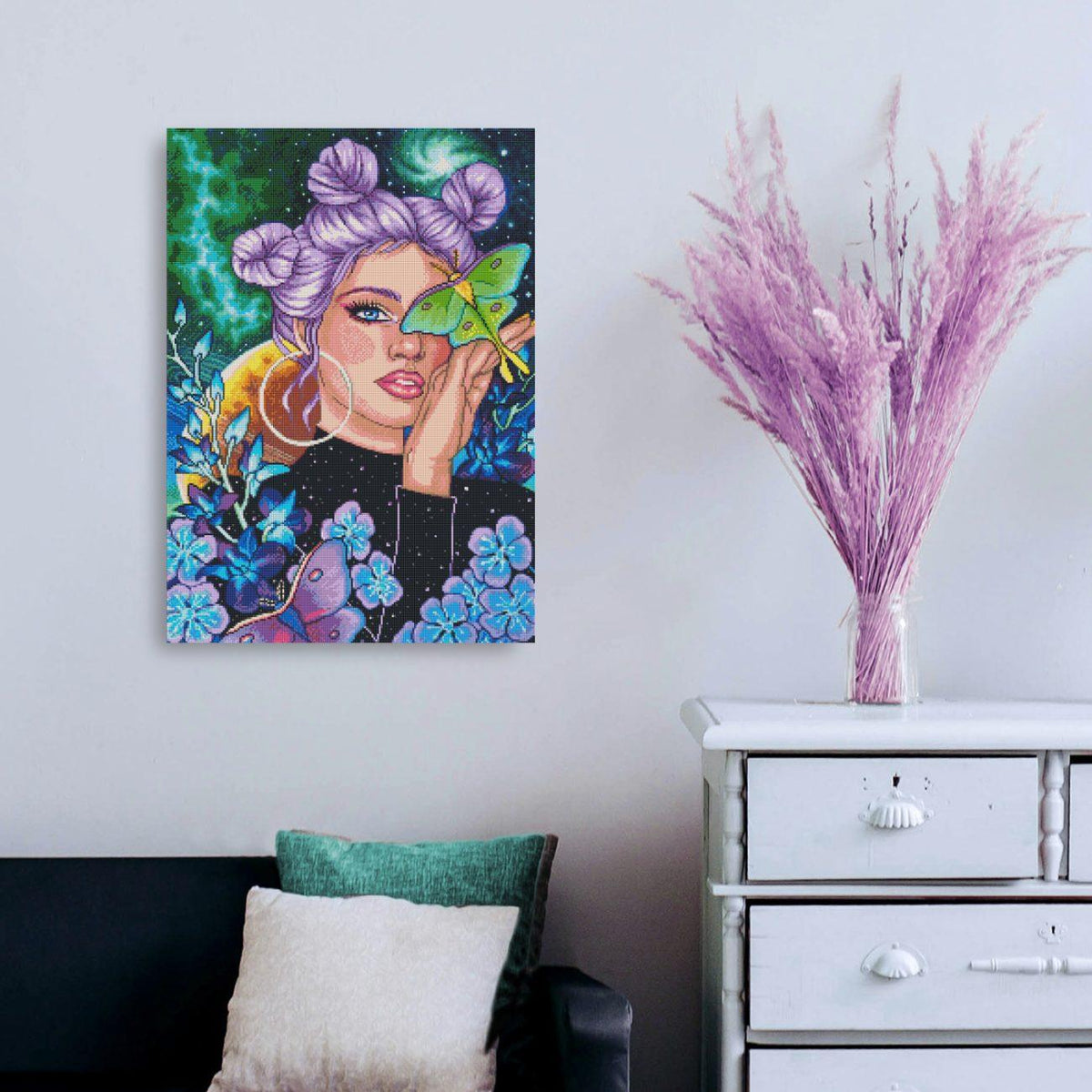 Cosmic Girl Diamond Painting mit Galaxie, Blumen und Schmetterlingen als magische Fantasy Wanddekoration