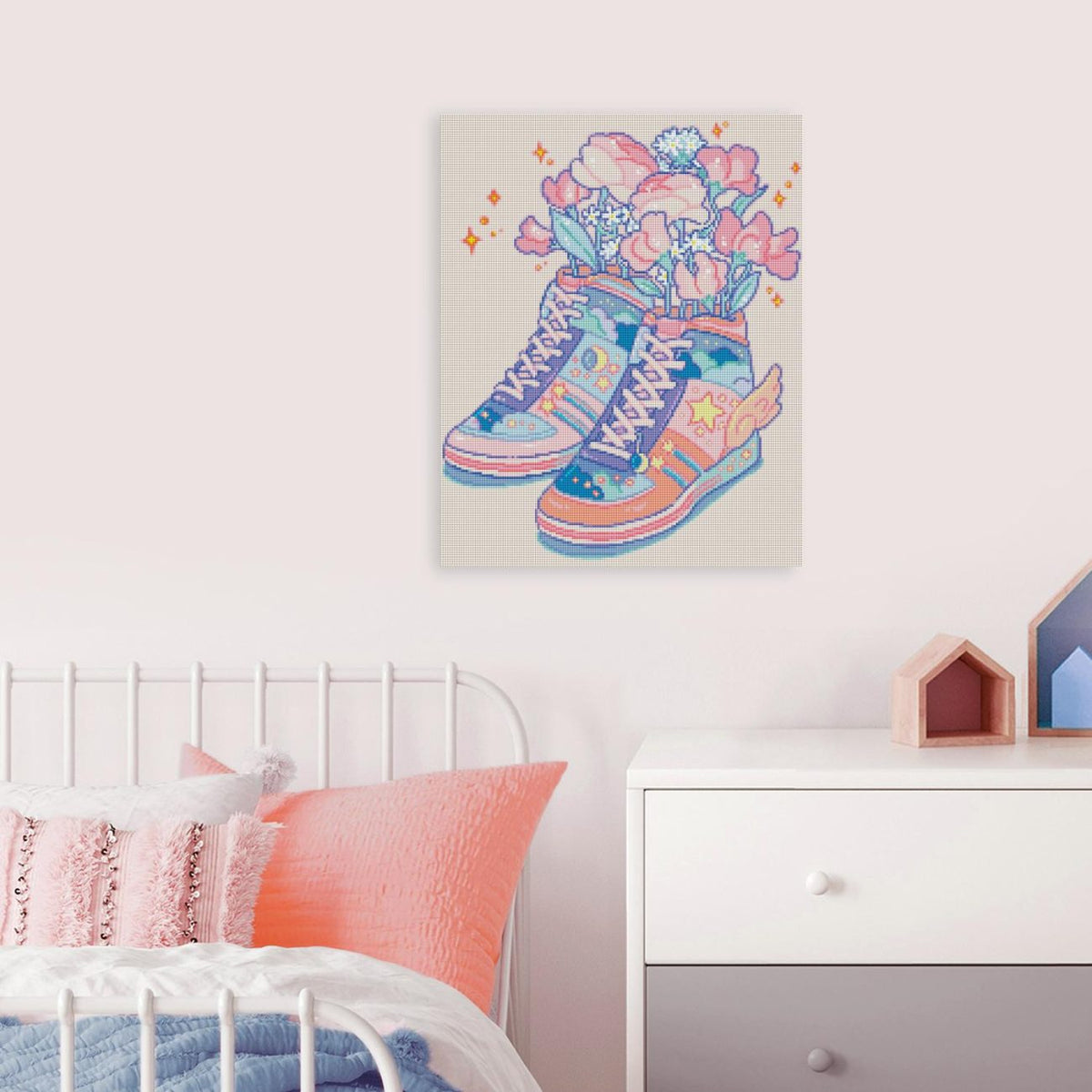 Diamond Painting von Hiroko mit bunten Blumen Sneakern als fröhliche florale Wanddekoration