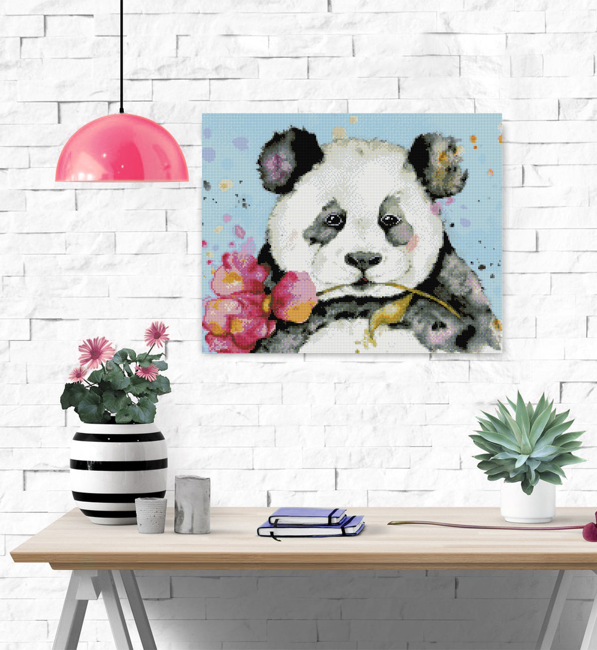 Fröhliches Diamond Painting mit Pandabär und großer Blüte als farbenfrohe Wanddekoration für Tier- und Blumenliebhaber
