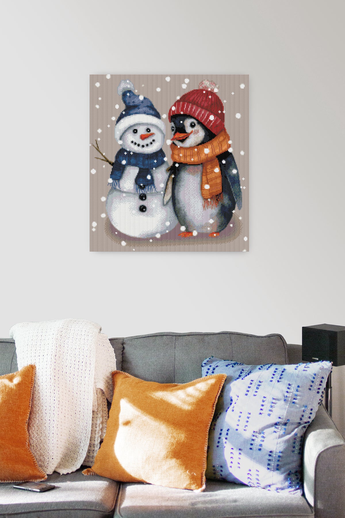 Diamond Painting Set mit kleinem Pinguin und kleinem Schneemann, beide mit Schal und Mütze, umgeben von tanzenden Schneeflocken inklusive Leinwand, ciratart.com Karton und hochwertigem Zubehör
