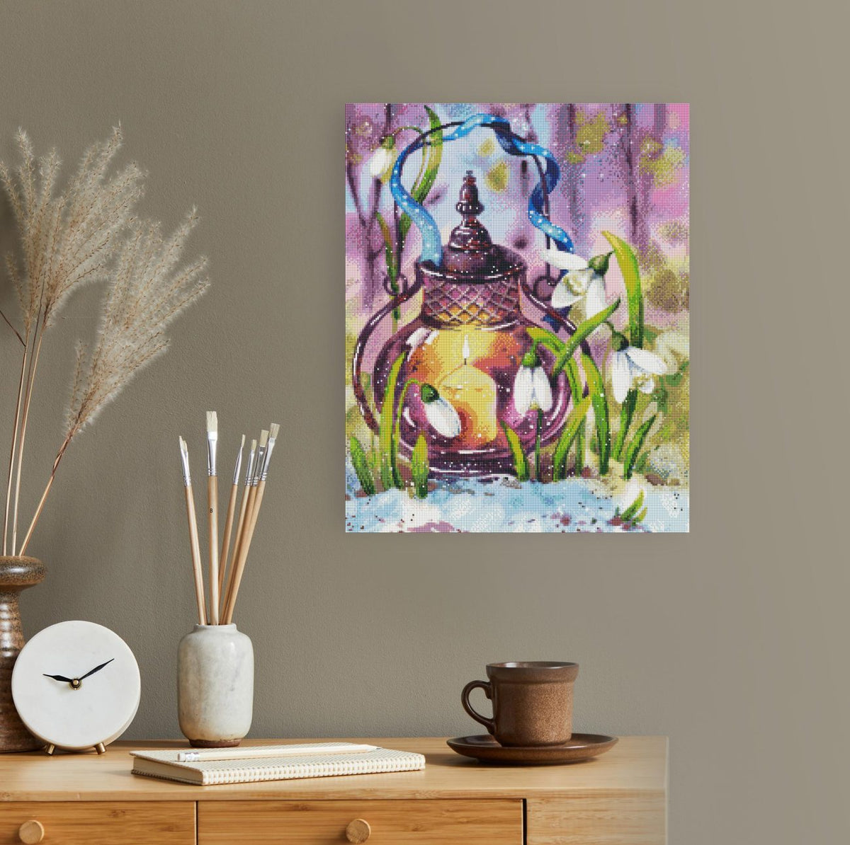 Winterliches Diamond Painting mit leuchtender Laterne und Schneeglöckchen als stimmungsvolle Wanddekoration