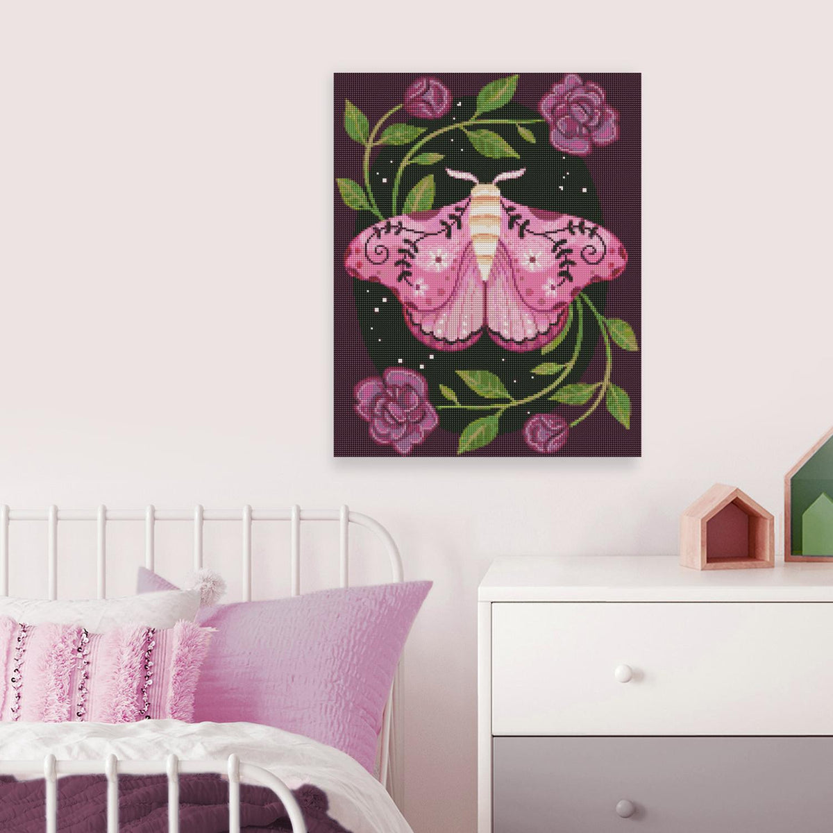 Florales Diamond Painting mit rosa Nachtfalter und blühenden Blumen als zauberhafte Wanddekoration
