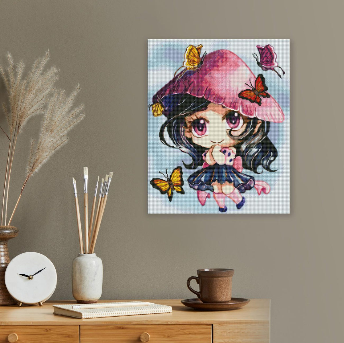 Diamond Painting kleine Chibi mit Pilzhut und Schmetterlingen als niedliche Fantasy Wanddekoration für dein Zuhause