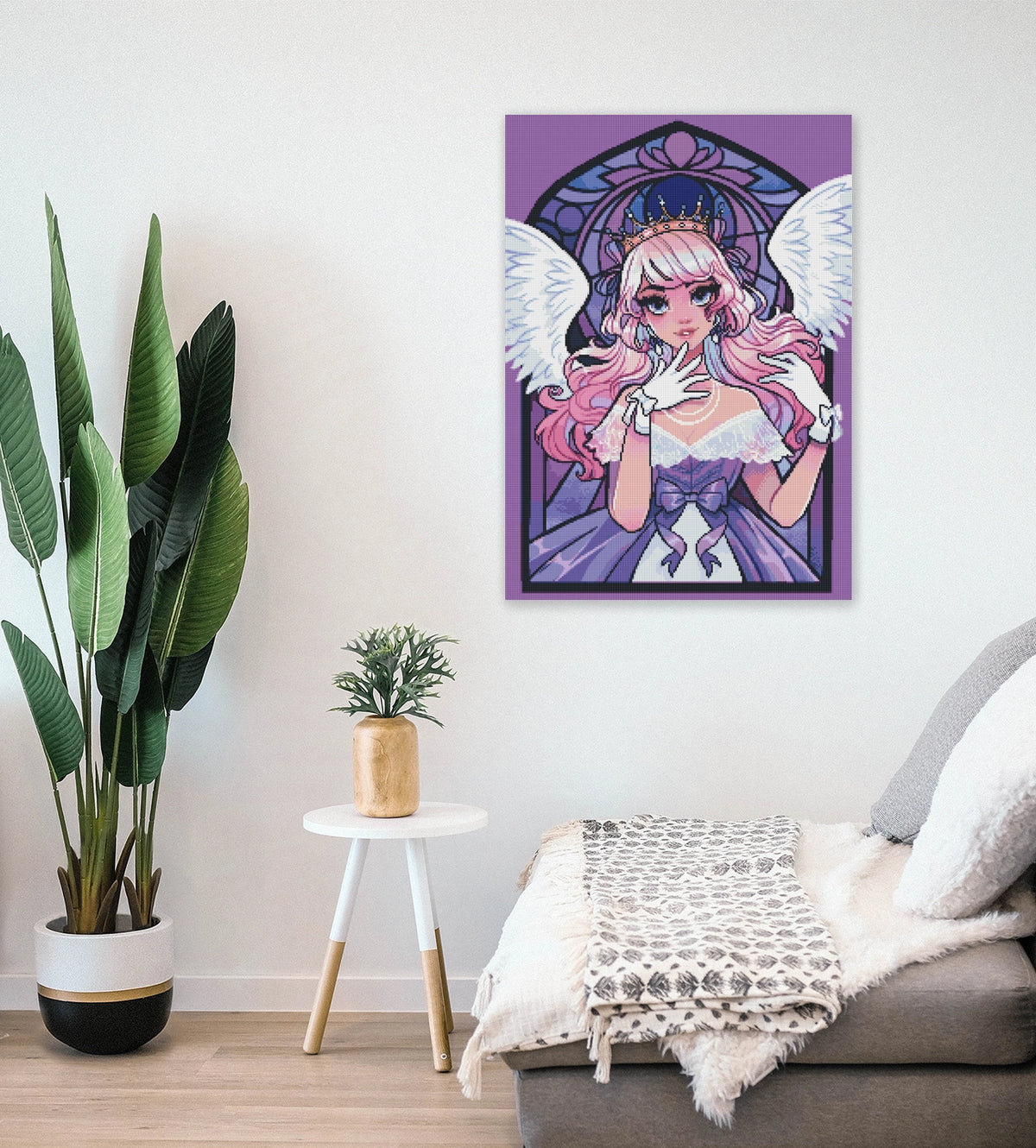 Diamond Painting Engel vor einem lilafarbenen Bleiglasfenster als himmlische Fantasy Wanddekoration