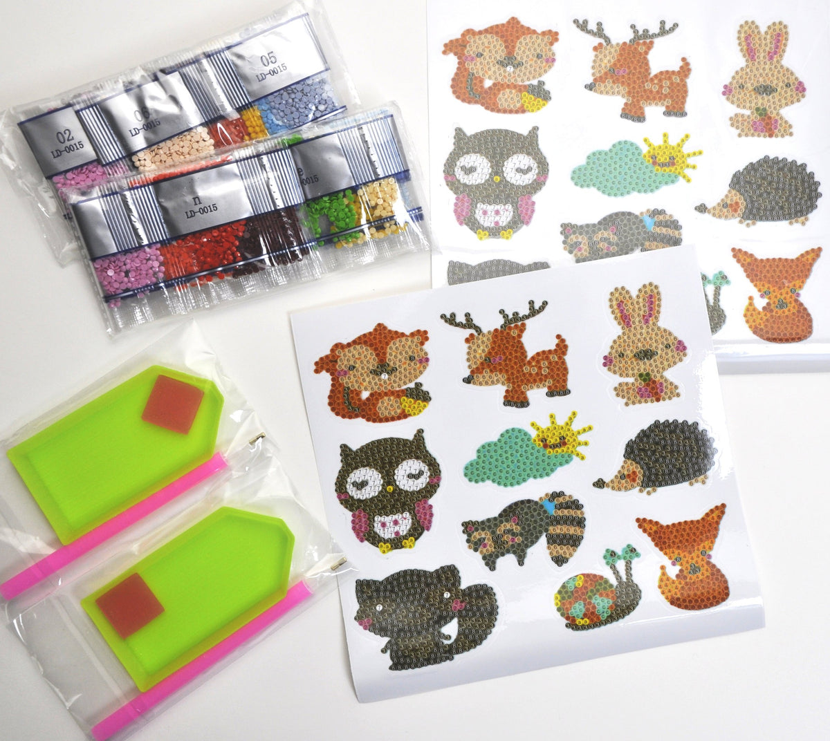 Komplettes Diamond Painting Sticker Bastelset für Kinder mit 2 Stickerbögen, Diamantsteinchen, zwei Toolkits und niedlichen Waldtier-Motiven