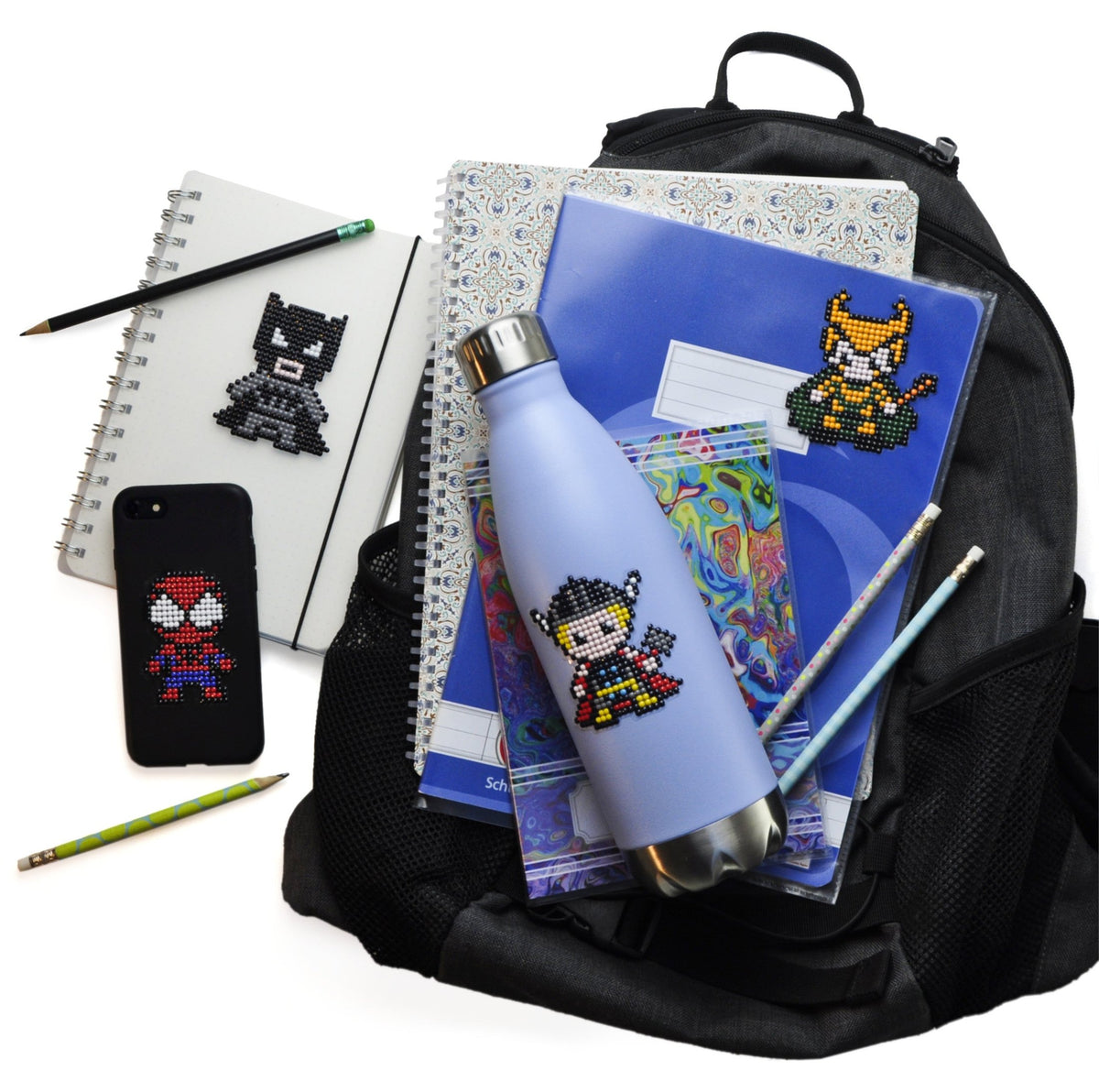 Kreative Schultüten-Idee für Kinder: Superhelden Sticker als Dekoration auf Schulheften, Trinkflasche und Handyhülle – Diamond Painting Sticker zum Gestalten