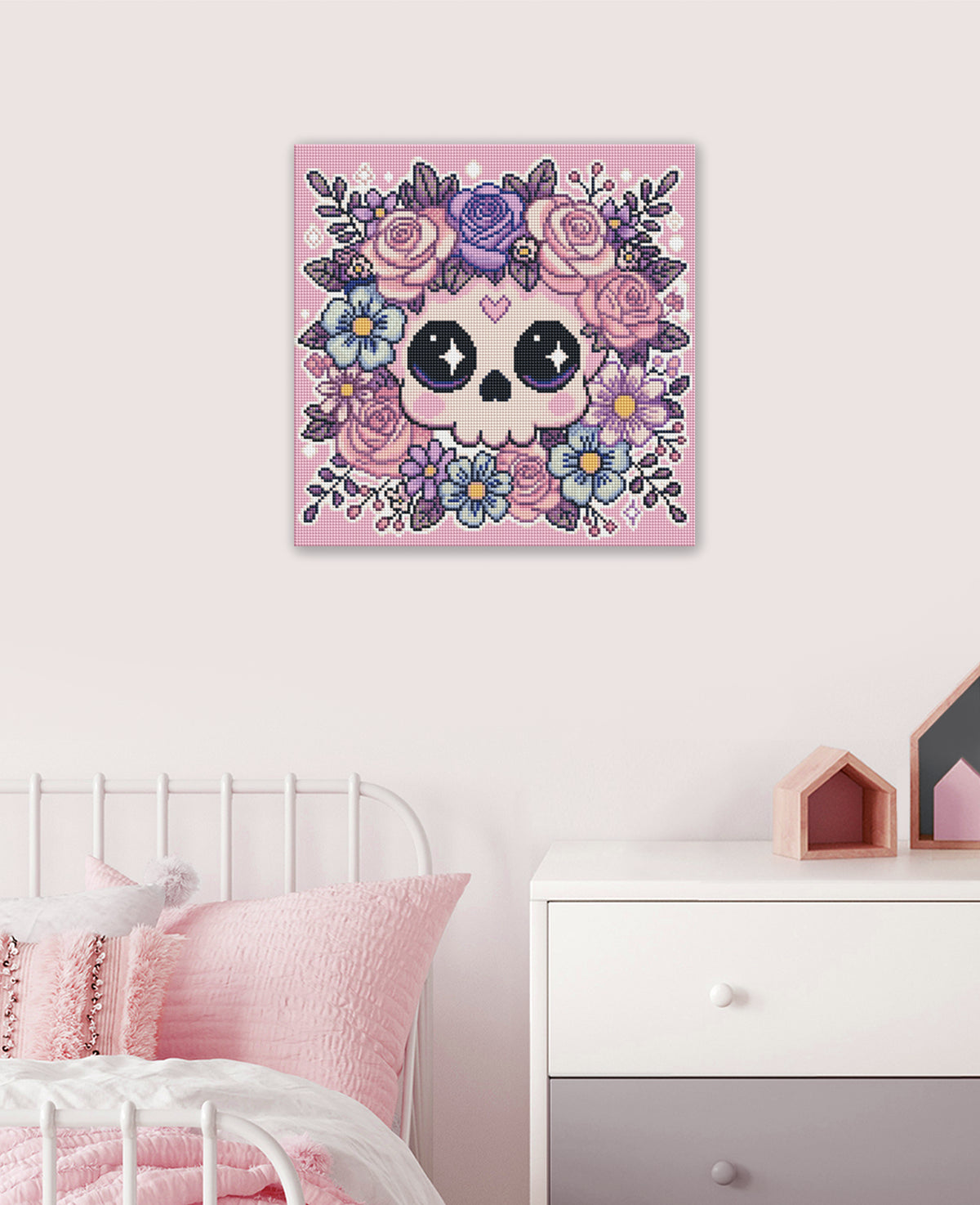 Verspieltes Diamond Painting mit niedlichem Totenkopf und pastellfarbenen Blumen als bezaubernde Wanddekoration
