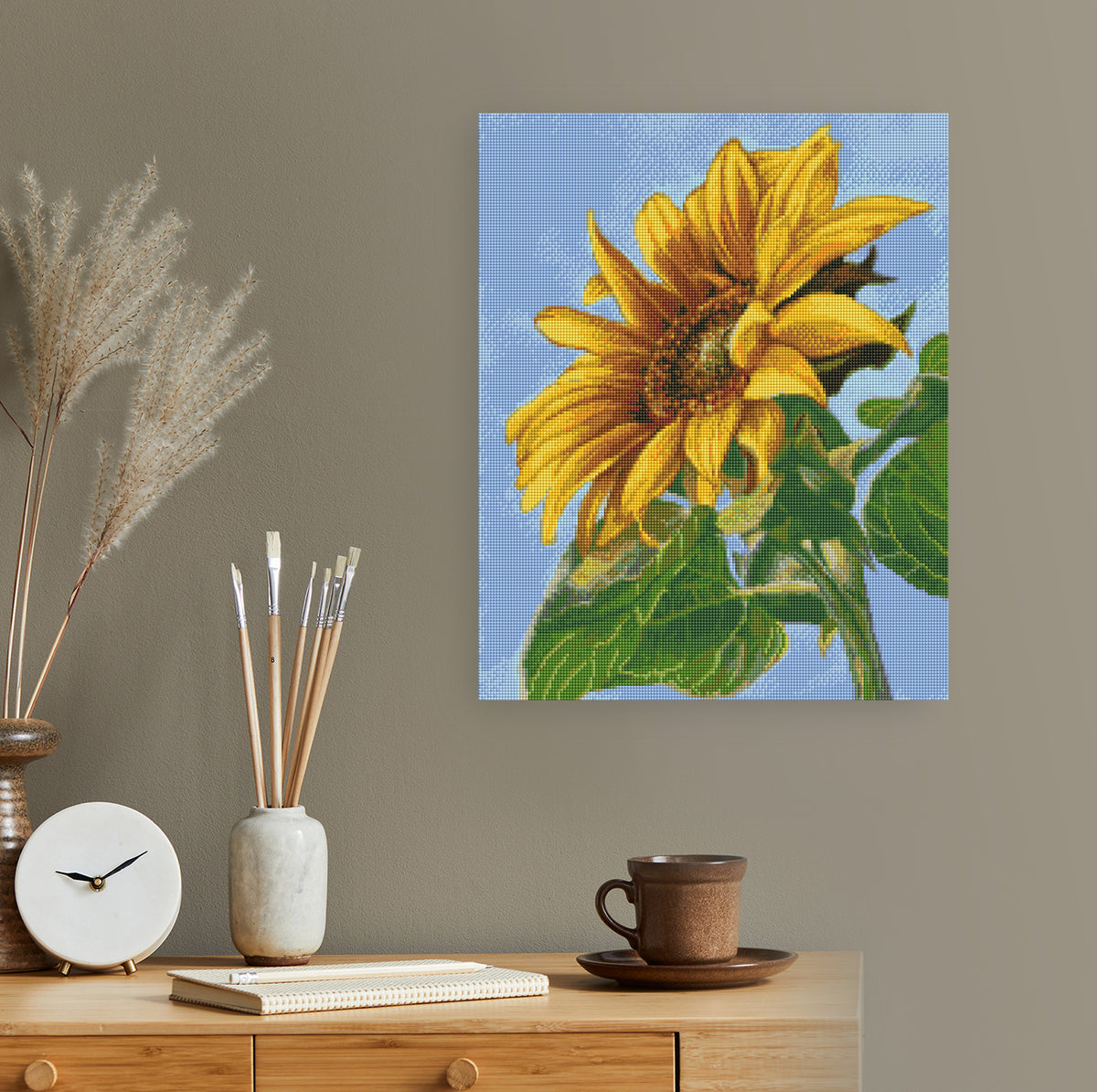 Leuchtendes Diamond Painting mit goldener Sonnenblume vor blauem Himmel als sonnige Wanddekoration für Blumenliebhaber und Naturliebhaber