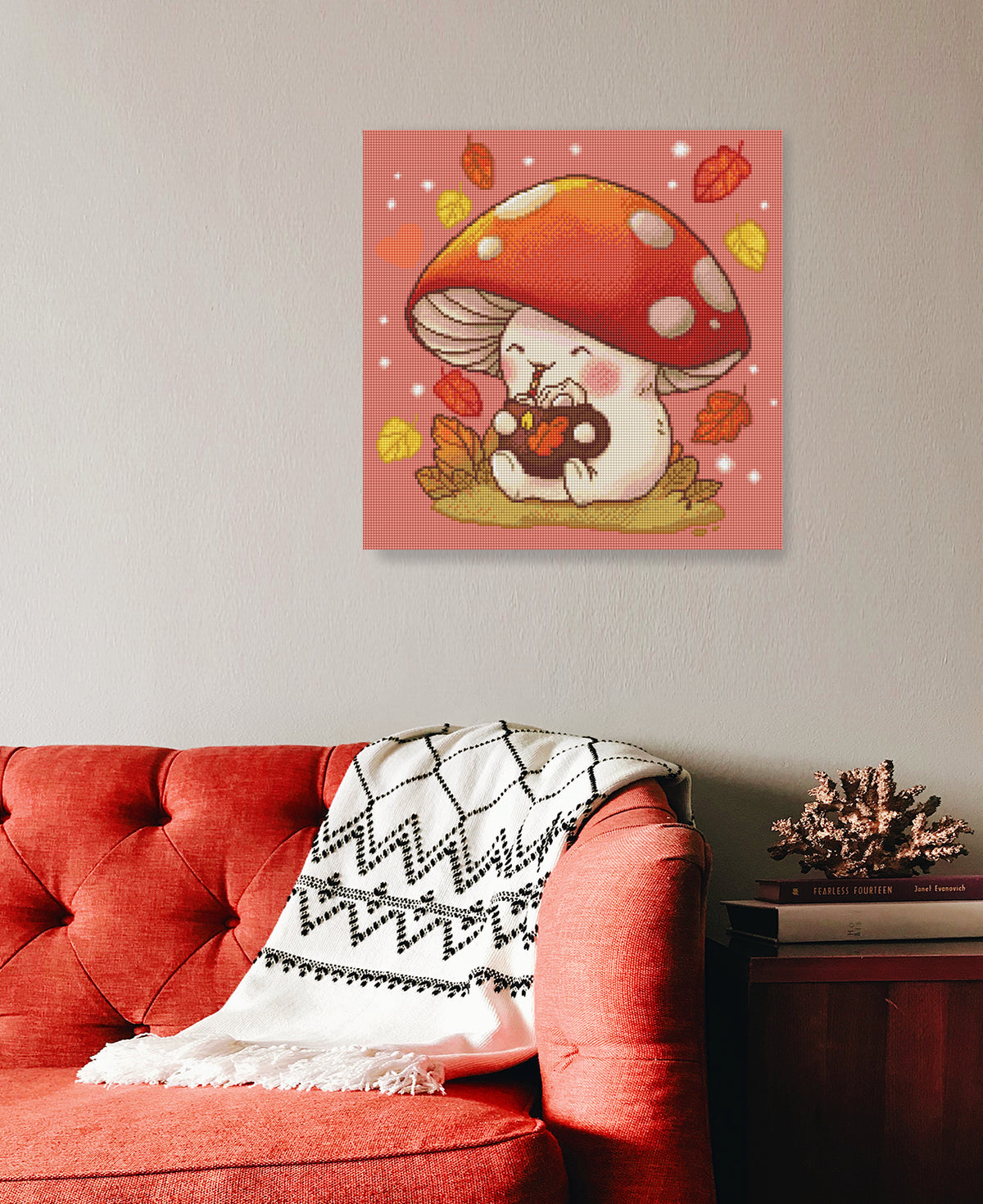 Diamond Painting mit kleinem Pilz, Tasse und buntem Laub als herbstliche Dekoration