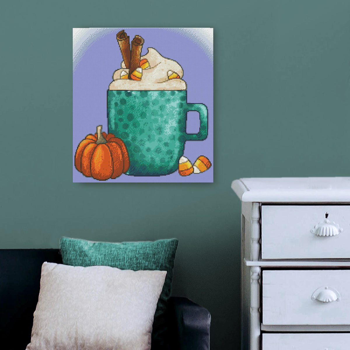 Diamond Painting Pumpkin Latte in Tasse mit Zimtstangen, Sahne und Deko-Kürbis als gemütliche Herbstdekoration