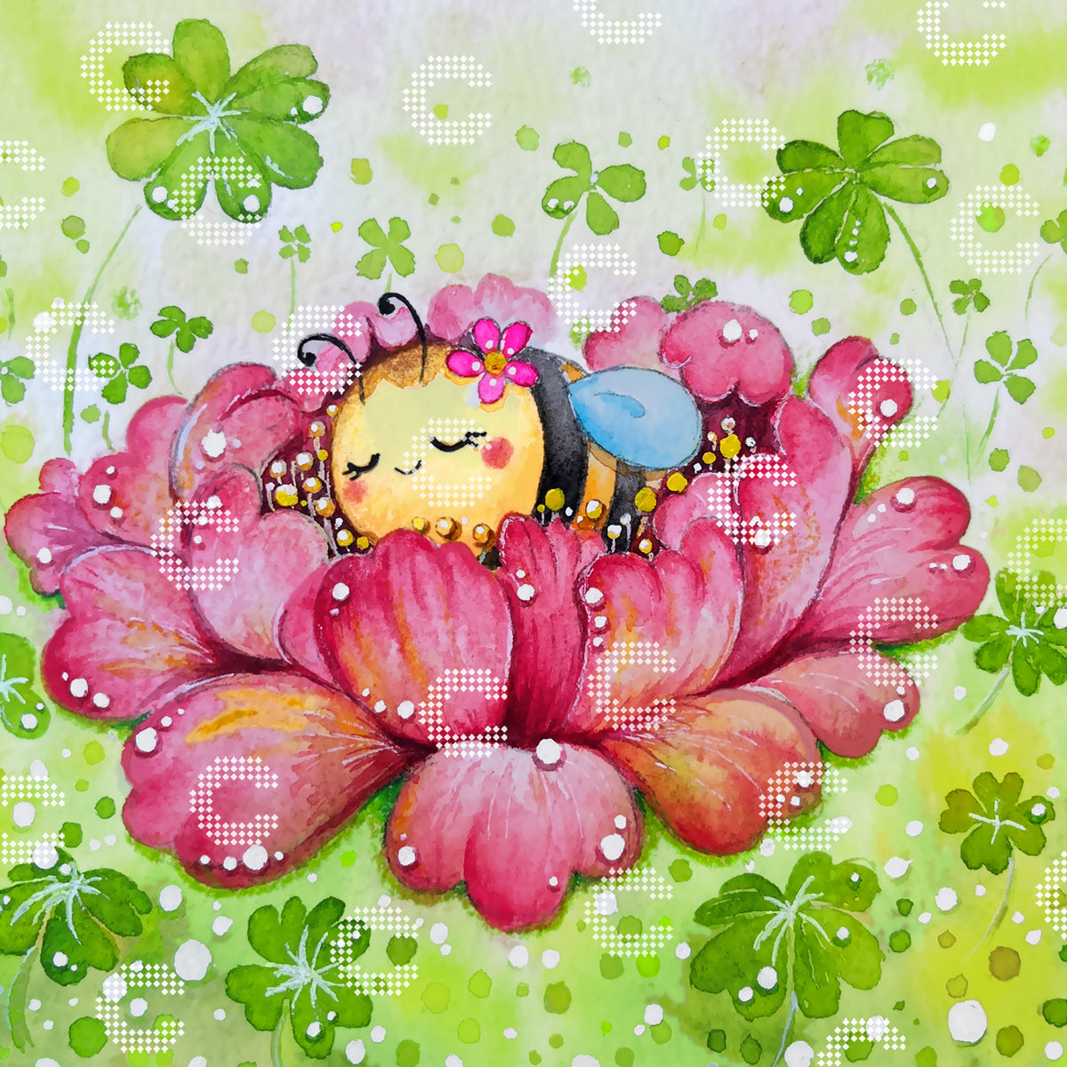 Diamond Painting Originalmotiv mit einer kleinen Biene, die mit geschlossenen Augen friedlich im Herzen einer üppigen Blüte ruht, umgeben von grünen Wiesen und Kleeblättern 