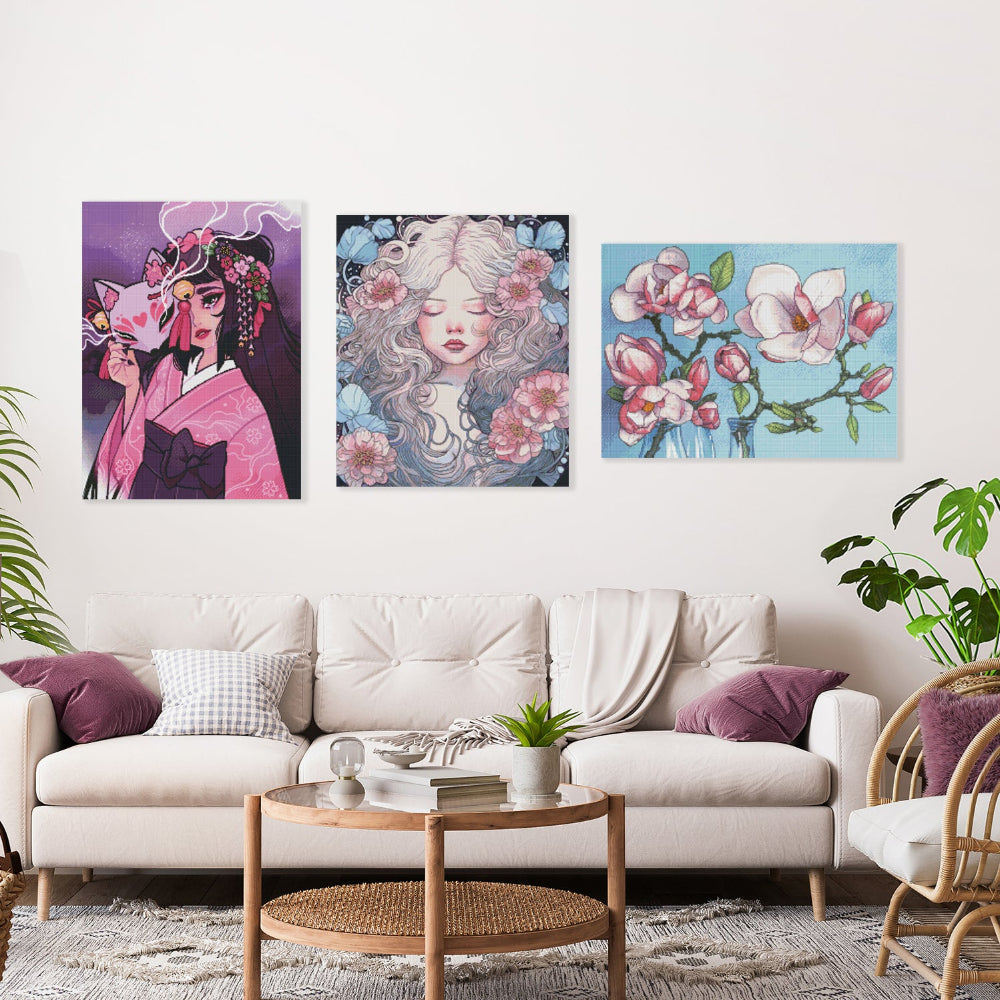 Wohnzimmer mit handgemachten Bildern an der Wand 