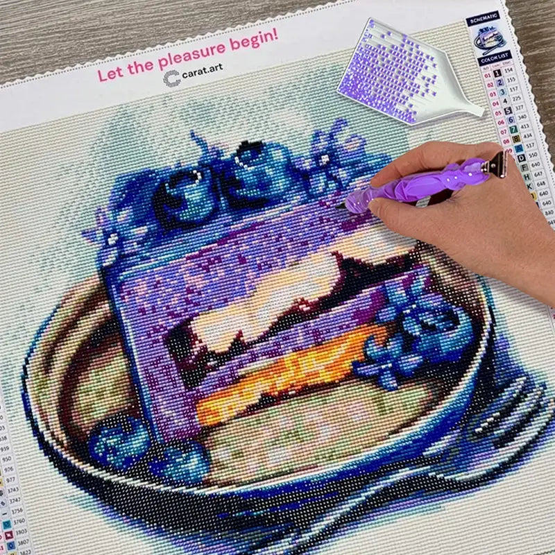 Diamond Painting Leinwand mit Blaubeer Kuchenmotiv, glitzernden Steinchen und Werkzeug
