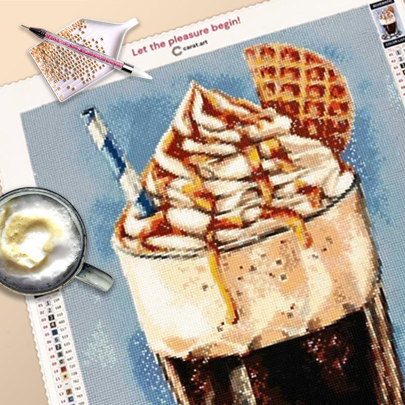 Diamond Painting Leinwand mit Steinchen und Diamond Painting Werkzeug und einem lecker dekorierten Eiskaffee als Motiv